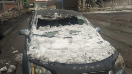 Упавший с надземного перехода лед разбил машину в Новокузнецке