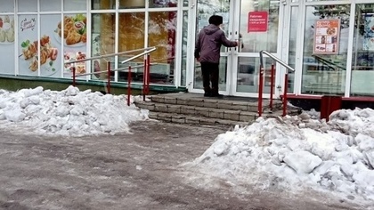 Последствия снегоуборки вынудили кузбассовцев ходить по проезжей части