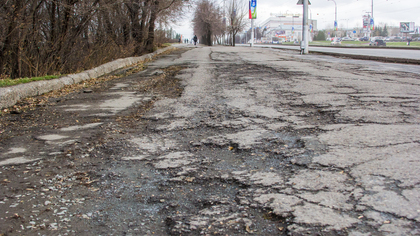 «Асфальт ушел»: в Новокузнецке размыло пешеходную дорогу