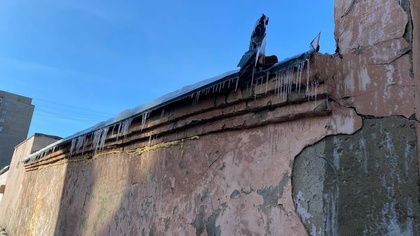 Кемеровские коммунальщики заблокировали льдом вход в жилой квартал 