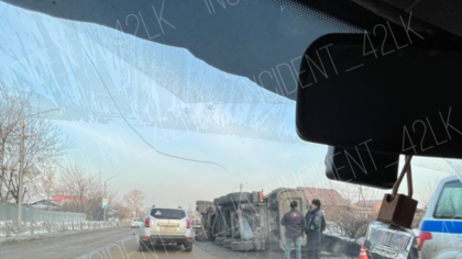 Грузовой автомобиль завалился на бок в кузбасском городе