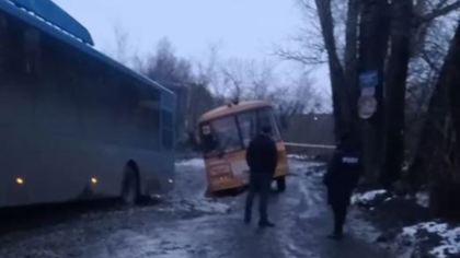 Школьный и рейсовый автобусы застряли под Новокузнецком