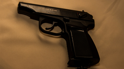 Нижегородский шестиклассник подбросил пистолет сверстнику