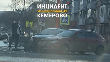 Машина потеряла колесо на крупной кемеровской улице