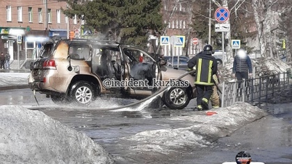 Автомобиль вспыхнул на оживленной улице в Юрге