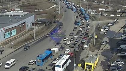 Огромная пробка образовалась в Новокузнецке из-за ДТП с фурой