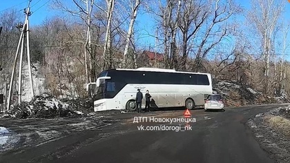 Туристический автобус вылетел с проезжей части в кузбасском городе