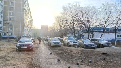 Автомобилисты заняли тротуар у детского сада в Новокузнецке