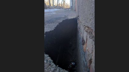 "Дрожь земли": после обвала асфальта на новокузнецкой улице появилась яма