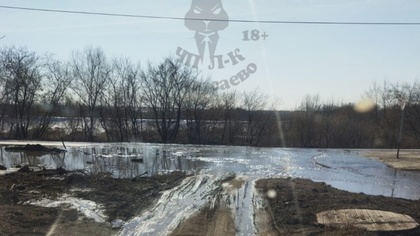 Вода заблокировала путь в школу юным жителя Кузбасса