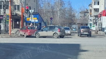 Автомобили столкнулись около въезда во двор в кузбасском городе