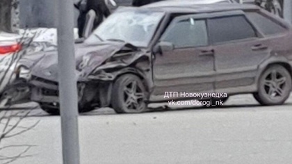 Автомобиль "смялся" на улице в кузбасском городе