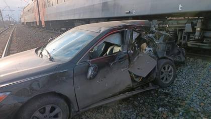 Электропоезд в Кузбассе протаранил легковой автомобиль