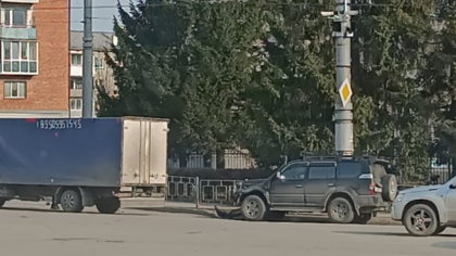 Автомобиль потерял бампер из-за неровностей на кузбасской дороге