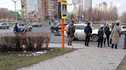 Автомобиль оставил бампер на асфальте при аварии в кузбасском городе