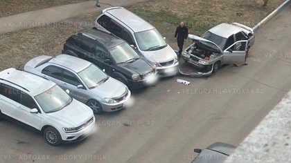 Автомобиль получил сильные повреждения в результате ДТП в Новокузнецке