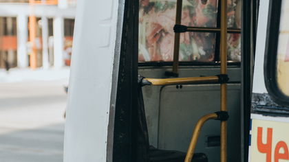 Водитель автобуса вышвырнул пенсионера-инвалида из салона транспорта в Саратове