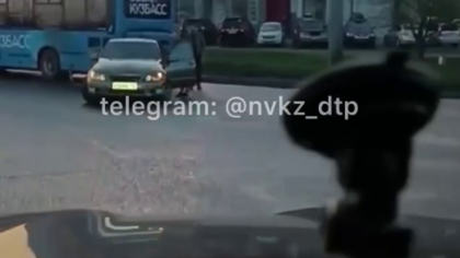 Автобус и легковушка столкнулись задними частями в Новокузнецке
