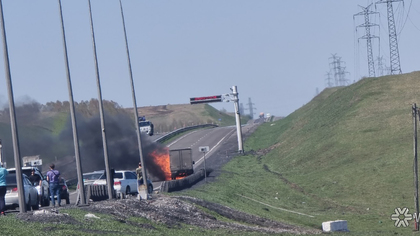 Гигантская пробка возникла на подъезде к Новокузнецку из-за горящей "ГАЗели"