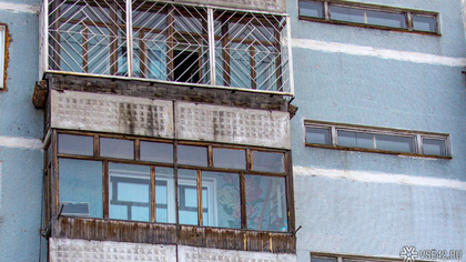 Житель Екатеринбурга скинул 11-летнего сына с балкона 