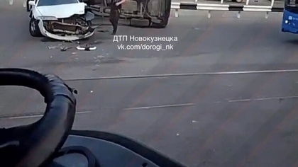 Внедорожник перевернулся на бок в результате ДТП в Новокузнецке