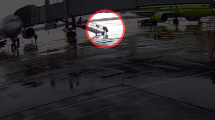 Уборщица обокрала прилетевшего в Кемерово из Москвы авиапассажира