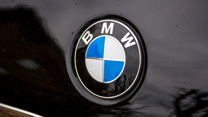 Три пешехода на тротуаре попали под колеса BMW в Подмосковье