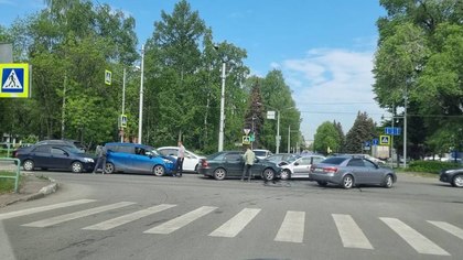 Четыре автомобиля столкнулись на оживленном перекрестке в Новокузнецке