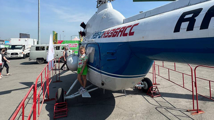 Настоящий вертолет оказался на парковке в Новокузнецке