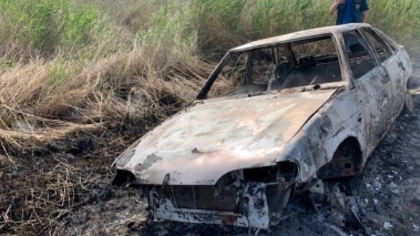 Сотрудники полиции обнаружили машину со сгоревшим 19-летним водителем под Новосибирском 