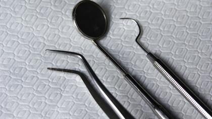 Новосибирский стоматолог оставил кусок металла в челюсти пациентки