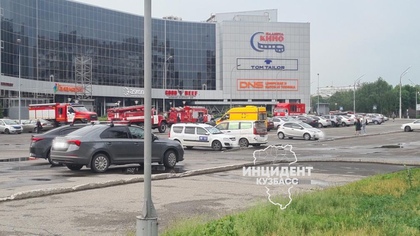 Пожарные съехались к крупному ТЦ в Новокузнецке