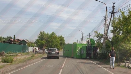 Перевернувшийся грузовик перегородил проезжую часть в Новокузнецке
