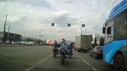 ДТП во время попытки объехать автобус попало на видео в Новокузнецке
