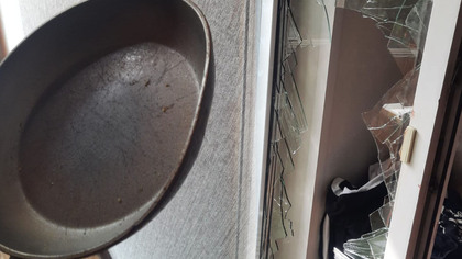 Пленник балкона в Новокузнецке после свадьбы избил девушку сковородой