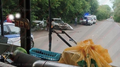 Легковушки получили сильные повреждения в результате ДТП в Новокузнецке