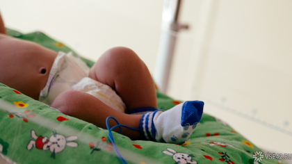 Новорожденный ребенок оказался в больнице после объятий матери в Омске 