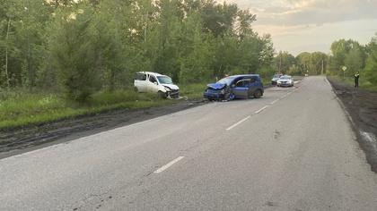 Трое взрослых и ребенок пострадали в лобовом ДТП с двумя Toyota в Новокузнецке
