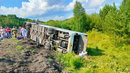 Пассажирский автобус упал на бок на новокузнецкой трассе 
