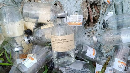 Новокузнечанин обнаружил свалку с флаконами от медикаментов у шоссе