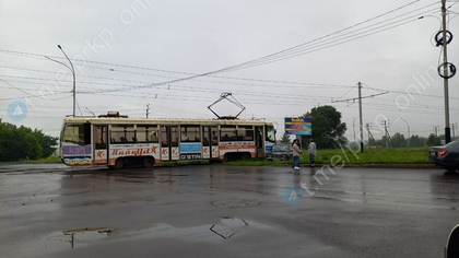 Трамвай столкнулся с автомобилем в Прокопьевске