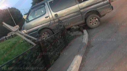 Микроавтобус влетел в ограждение на кольце в Новокузнецке