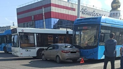Автобус и легковушка столкнулись у вокзала в Новокузнецке