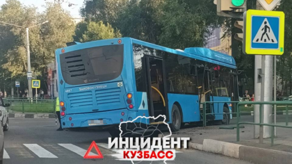 Автобус сбил дорожное ограждение в Новокузнецке 