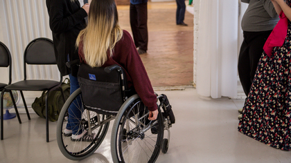 Сотрудники музея в Петергофе отказали в посещении девушке на инвалидной коляске