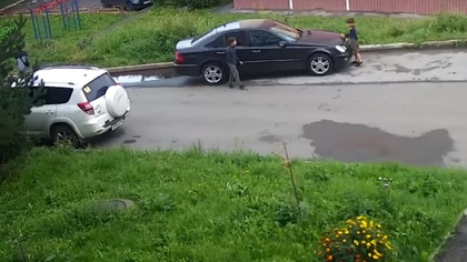 Полицейские наказали маму отломившего эмблему автомобиля школьника в Новокузнецке