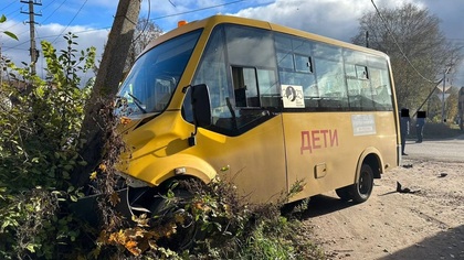 Школьный автобус с детьми попал в ДТП в Новгородской области