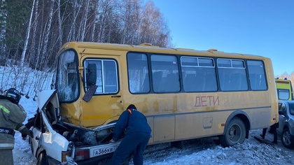 Два человека погибли в аварии со школьным автобусом в Челябинской области