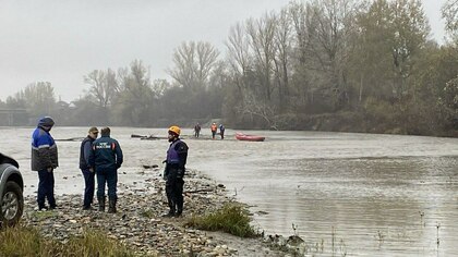 Спасатели нашли тело пропавшей после съезда машины в реку женщины в Адыгее