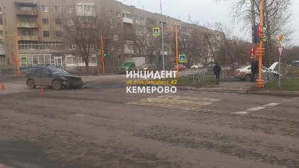 Автомобиль вылетел на тротуар в результате ДТП в Кемерове
